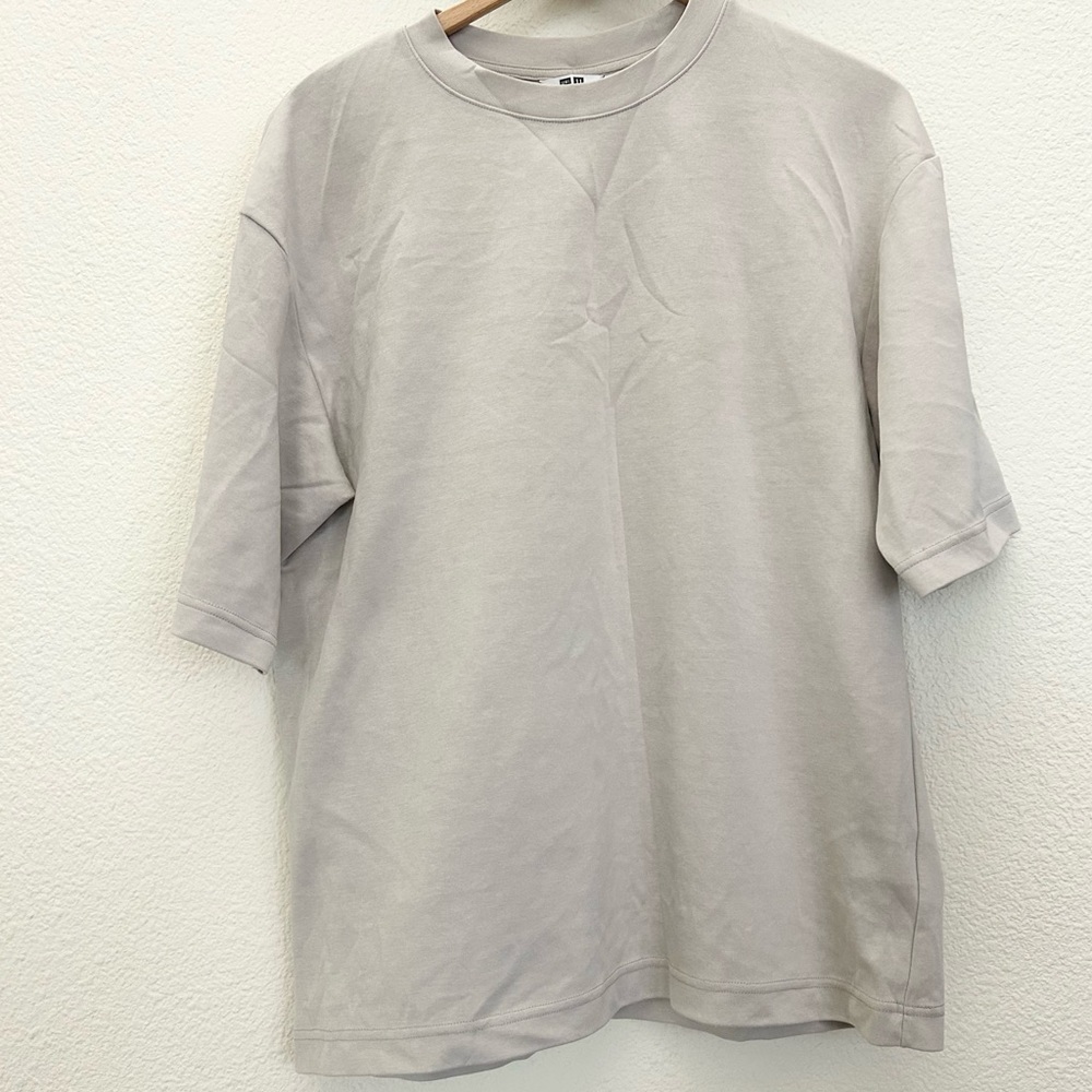 Uniqlo men's T-shirts color tan size M cotton blend